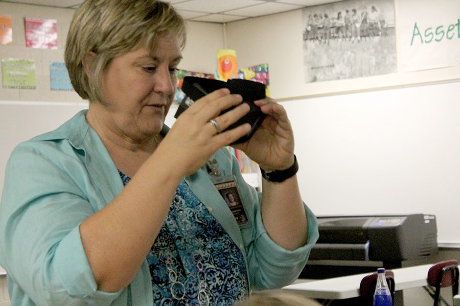 Teacher+Suzanne+Stark+demonstrates+how+to+use+Google+Cardboard