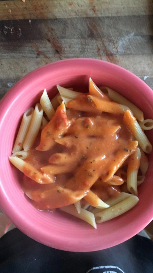 This pasta is covered in a tomato cream sauce. The sauce contains nutritional yeast to give it a cheesier flavor and almond milk to make it creamier. 