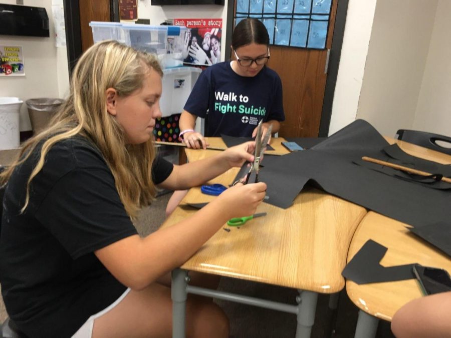 Junior Alexis White and sophomore Summer Schneider work on decorations for this years Homecoming.