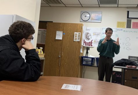 Travis Kinderknecht speaks to students about becoming an optometrist