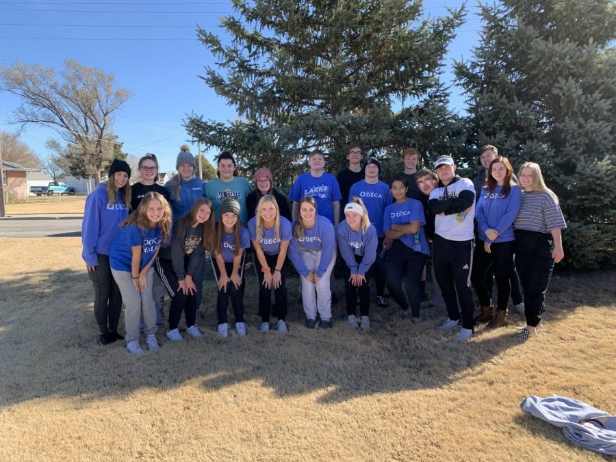 The+group+of+DECA+students+that+helped+with+the+Turkey+Trot+on+Nov.+9.+