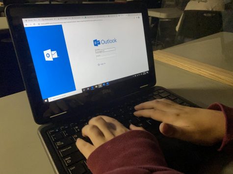 A student logs in after the Outlook crash on Sept. 2. The crash halted communication among students and staff, resulting in many issues.