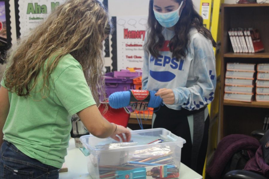 Sophomore Rylie Fairbank and junior Rachel Windholz pick out their knitting needles to start their projects.