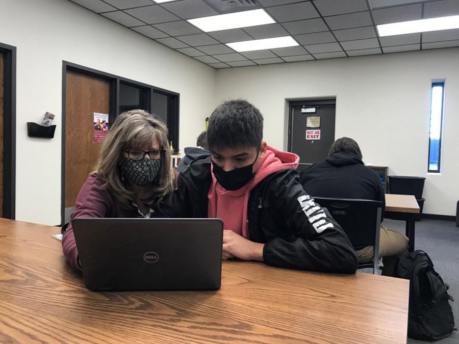 Instructor Lisa Renz helps sophomore Hector Amaya with his class work. This is one of many class periods her English class has spent in the library.