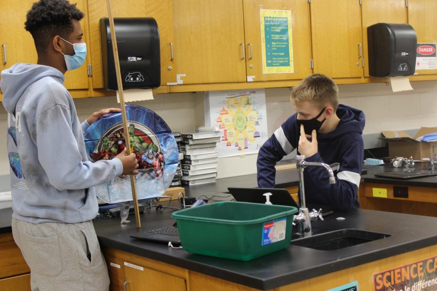 Senior Amanti Debelo and sophomore Evan Dealy work on a science lab. In school learning has given students the opportunity to be hands on during class. 