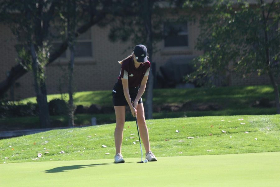 Junior+Katie+Dinkel+lines+up+her+putt+at+the+5A+Regional+Tournament+hosted+by+Hays.