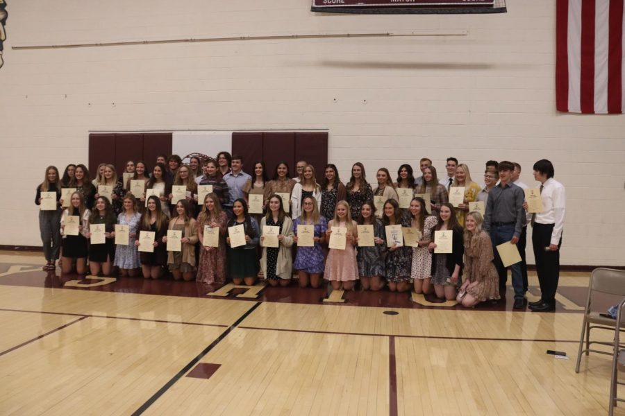 The 2021-2022 NHS inductees pose for a group photo. 