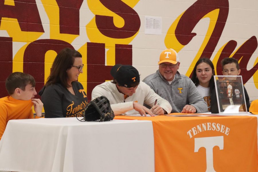 Senior+Dylan+Dreiling+signs+to+the+University+of+Tennessee+with+his+family.