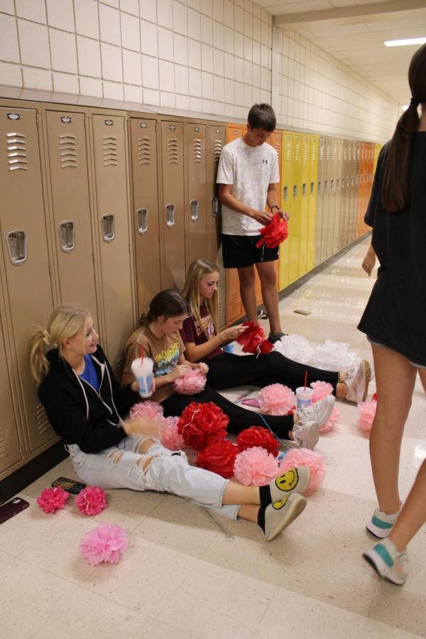 Student Council holds Homecoming decorating in library