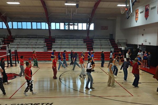 StuCo officers line dance together before the start of the conference.