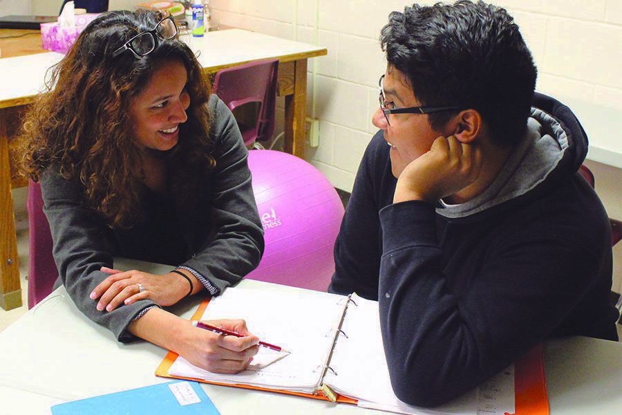 ESL para Imelda Koenke helps a student with math.