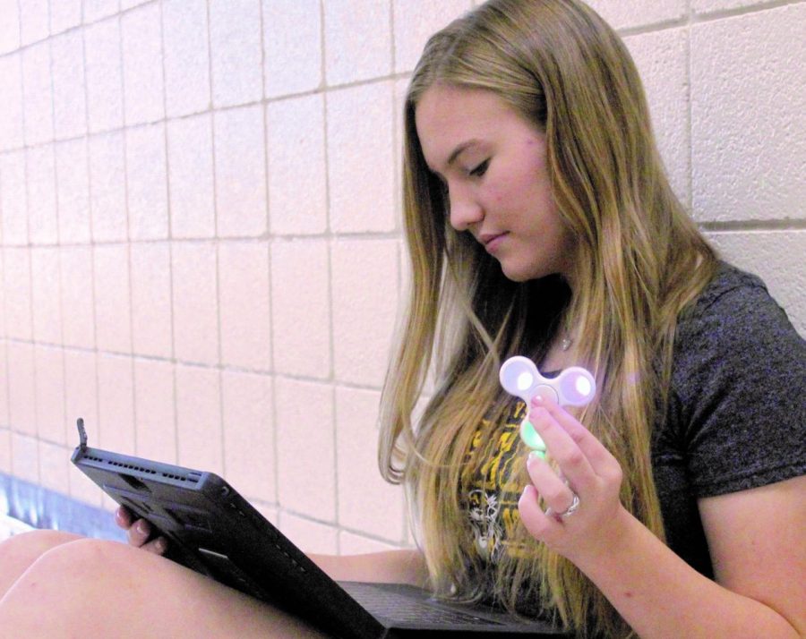 Sophomore Moriah DeBey uses fidget spinner while studying.