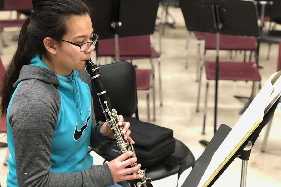 Sophomore+Ashley+Vilaysing+practices+her+clarinet+pieces+for+contest.