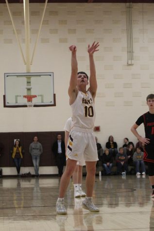 Boys basketball loses rematch game against Great Bend