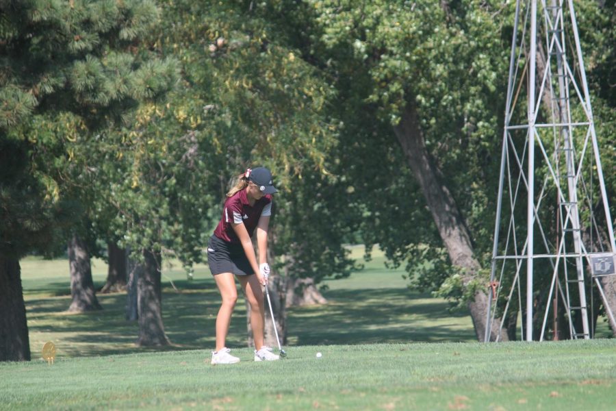Sophomore+Ashlynn+Banker+putts+on+hole+one+at+the+Smoky+Hill+Country+Club.