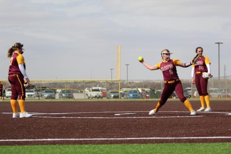 Lady Indian softball sweeps Great Bend